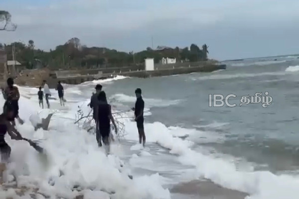யாழ்ப்பாணம் வடமராட்சி கடற்பகுதியில் வெள்ளைநுரை கரையொதுங்கியதால் பரபரப்பு | White Foam Washes Ashore In Jaffna Sea யாழ்ப்பாணம் வடமராட்சி கடற்பகுதியில் வெள்ளைநுரை கரையொதுங்கியதால் பரபரப்பு | White Foam Washes Ashore In Jaffna Sea