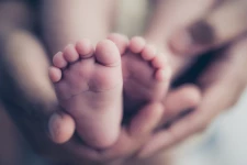 தொடர்ந்து அழுது கொண்டிருந்த 5 மாத குழந்தை: தீயிட்டு கொளுத்திய தாய்