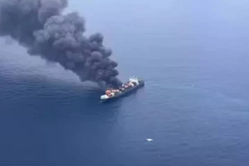 கேரளா அருகே நடுக்கடலில் சென்ற கப்பலில் பயங்கர தீ விபத்து