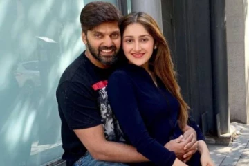 ஆர்யா தனது மனைவி சயீஷாவுடன் எடுத்துக்கொண்ட கியூட் புகைப்படம்- இதுவரை பார்க்காத ஒன்று