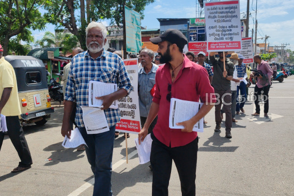 மன்னார் போராட்ட களத்தில் காவல்துறையினர் அடாவடி : வவுனியாவில் வெடித்த போராட்டம் | Protest Vavuniya Against Mannar Wind Farm Project