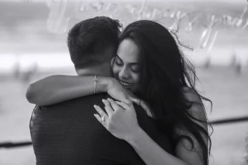 நடிகை கார்த்திகா நாயரின் நிச்சயதார்த்த புகைப்படங்கள்