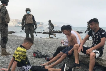 உயிரை பயணம் வைத்து கடலில் நீந்தி ஐரோப்பாவிற்குள் நுழையும் ஆயிரக்கணக்கான இளைஞர்கள்! நெஞ்சை உருக்கும் வீடியோ