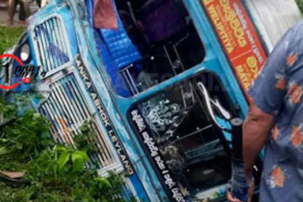 இரண்டு பேருந்து மோதி 9 பேர் படுகாயம் | 9 Injured In Two Bus Collision