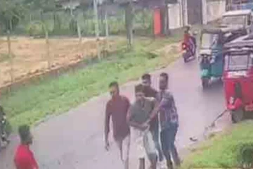 බීඩි නිෂ්පාදකයාට පහරදුන් සුරාබදු නිලධාරීන්ට වැඩ වැරදුනු හැටි..