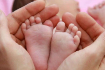 பிறந்த இரட்டை பெண் குழந்தைகளை கொன்ற கொடூர குடும்ப உறுப்பினர்கள்