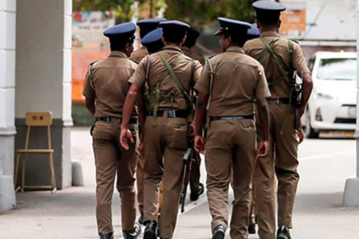 யாழில் வீடுகளுக்குள் புகுந்து பெருமளவு பணம் - 25 பவுண் தங்க நகை கொள்ளை | Large Amount Money Jewelry Stolen Homes Jaffna யாழில் வீடுகளுக்குள் புகுந்து பெருமளவு பணம் - 25 பவுண் தங்க நகை கொள்ளை | Large Amount Money Jewelry Stolen Homes Jaffna