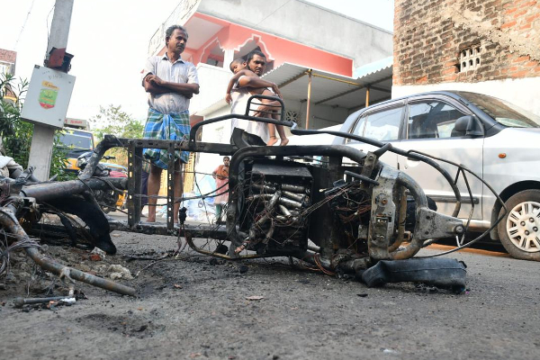 எலக்ட்ரிக் பைக்கின் பேட்டரி வெடித்ததில் தந்தை, மகள் பலி - அதிர்ச்சி சம்பவம் | Electric Bike Blasted In Vellore