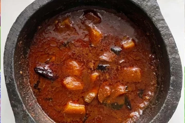 ஐயங்கார் ஸ்டைல் வெந்தய குழம்பு இப்படி செய்து சாப்பிடுங்க... சுவை அட்டகாசமா இருக்கும்.