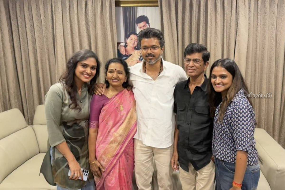 வெற்றி பெற்றதும் முதன்முதலில் பெற்றோரை பார்க்க வந்த விஜய்! வைரலாகும் புகைப்படங்கள் | Tvk Vijay Get Bless From Parents Photo Viral