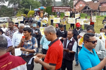 அரசாங்க நடவடிக்கைக்கு எதிர்ப்பு தெரிவித்து வீதிக்கு இறங்கிய மக்கள்(Photos)