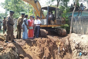 கிளிநொச்சியில் முன்னெடுக்கப்பட்ட புதையல் அகழ்வு (Photos)