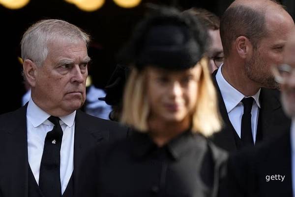 எப்ஸ்டீன் கோப்புகளில் சிக்கிய பிரித்தானிய இளவரசிக்கு இறுகும் சிக்கல் | Beatric Went 17 Holidays A Year