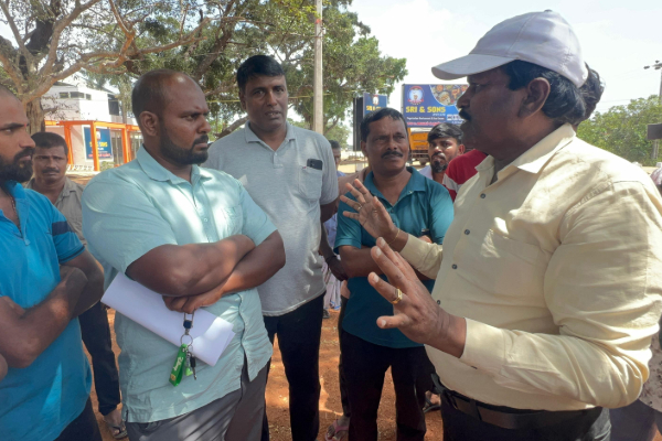 தமிழர் பகுதியில் பேருந்து தரிப்பிடத்தை அபகரிக்க முயற்சித்த தனிநபரால் கடும் பதற்றம் | Tension As Man Tries To Seize Tamil Area Bus Stand