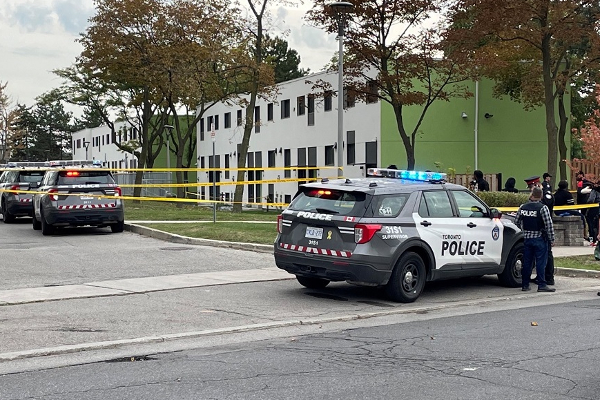 கனடா துப்பாக்கிச் சூட்டில் ஒருவர் பலி; பாடசாலைகளுக்கு பூட்டு | Canada Firgrove Cres Jane St Shooting