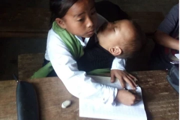 மகள் என வளர்க்கிறாள் இவள்  உயரம் குறைந்த தாயடா    :  சகோதரியுடன் பள்ளிக்கு வரும் நான்காம் வகுப்பு மாணவி வைரலாகும் புகைப்படம்