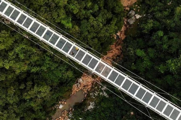 அந்தரத்தில் நடப்பது போன்ற உணர்வைத் தரும் உலகின் மிக நீளமான கண்ணாடி பாலம்