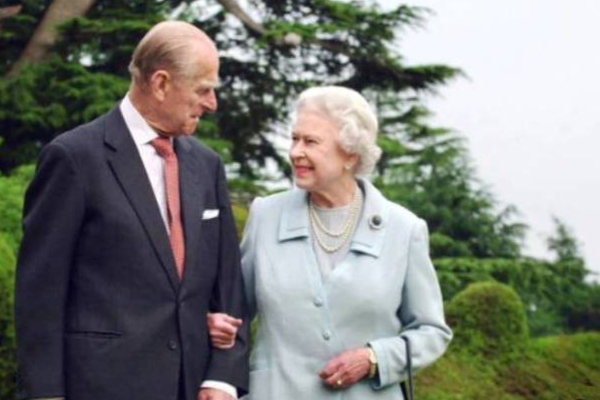 இளவரசர் பிலிப் குறித்து முதல் முறையாக உருக்கமாக பேசிய பிரித்தானிய மகாராணி! | Christmas Queen Elizabeth Prince Philip Greetings இளவரசர் பிலிப் குறித்து முதல் முறையாக உருக்கமாக பேசிய பிரித்தானிய மகாராணி! | Christmas Queen Elizabeth Prince Philip Greetings