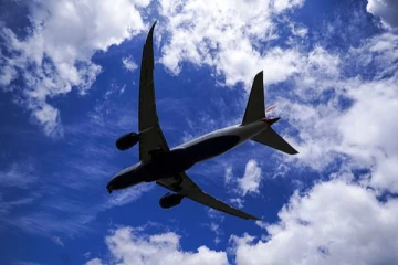 பறந்துகொண்டிருந்த விமானத்திலிருந்து சிதறி விழுந்த மனிதக் கழிவுகள்! பிரித்தானியாவில் அதிர்ச்சியை ஏற்படுத்திய அரிய சம்பவம்