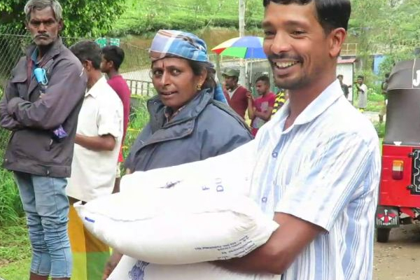 தமிழக அரசாங்கத்தால் வழங்கப்பட்ட நிவாரண பொதி மக்களுக்கு வழங்கி வைப்பு (PHOTOS) | Relief And Deposit By The Government Of Tamil Nadu