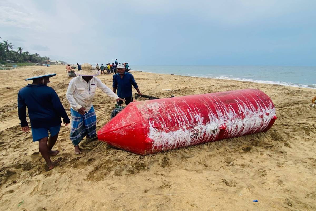 புத்தளம் உடப்பு கடற்கரையில் மீட்கப்பட்ட மர்மப் பொருள் | Mysterious Object Recovered On The Beach At Udappu