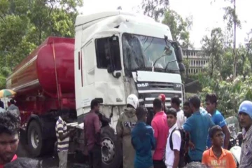 நிறுத்தி வைக்கப்பட்டிருந்த லொறியில் மோதிய எரிபொருள் பவுசர்!