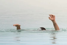 குளத்தில் மூழ்கி காணாமல் போனவரை தேடும் பணிகள் தீவிரம்