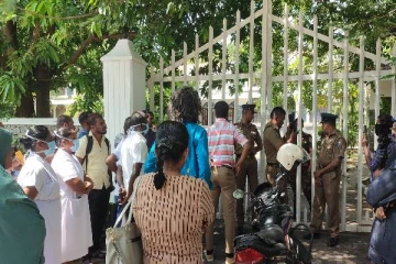 கிழக்கு ஆளுநர் அலுவலகத்தில் பரபரப்பு : மகஜரை ஒப்படைக்கச் சென்றவர்களை தடுத்து நிறுத்திய பொலிஸார்