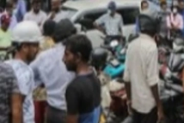 ඉන්ධන පිරවුම්හලක් උණුසුම් වෙයි - පොලිසියෙන් අහසට වෙඩි තැබීමක්..