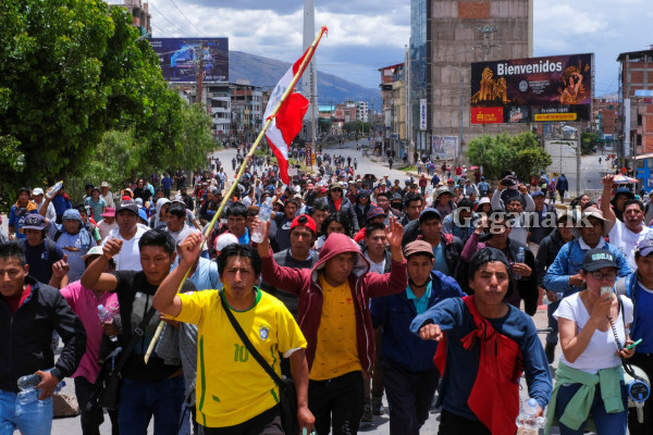 පේරු රාජ්‍ය­යට හදිසි තත්ත්ව­යක් | Peru Troops Patrol Lima As Emergency Begins