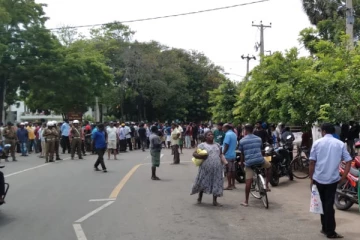 நடைமுறைக்கு வந்த புதிய எரிபொருள் விநியோக முறையை எதிர்த்து மக்கள் போராட்டம்