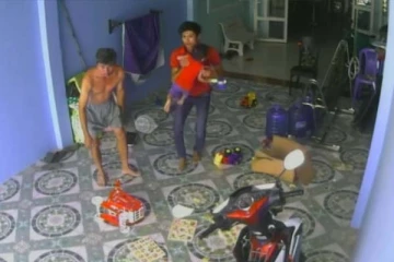 விளையாடிய குழந்தை அருகில் மின்னல் வேகத்தில் பாம்பு: என்ன செய்தது தெரியுமா? நடுநடுங்க வைக்கும் காணொளி