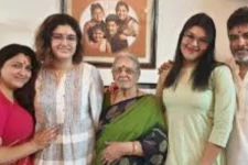 மகிழ்ச்சியில் மாமியாருக்காக குஷ்பு செய்த செயல்! இன்ப அதிர்ச்சியில் ரசிகர்கள் : தீயாய் பரவும் குடும்ப புகைப்படம்