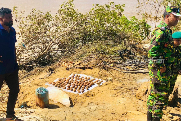 கிண்ணியாவில் குழியொன்றிலிருந்து மீட்கப்பட்ட பெருமளவு ஆயுதங்கள் | Weapons Recovered From A Pit In Kinnia