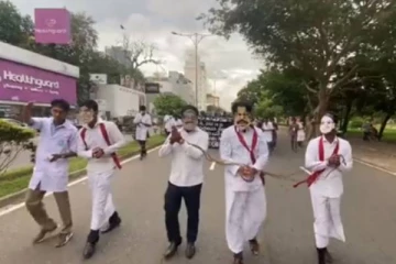 ராஜபக்ஷக்களின் முகமூடிகளை அணிந்து கைவிலங்குடன் ஆர்ப்பாட்டத்தில் ஈடுபட்ட மாணவர்கள்!