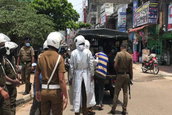 இலங்கையில் பொலிஸ் அதிகாரிகளாக வேடமணிந்து திருட்டில் ஈடுபட்ட 10 பேர்! | Fake Police Officers Involved Stolen Cash Property