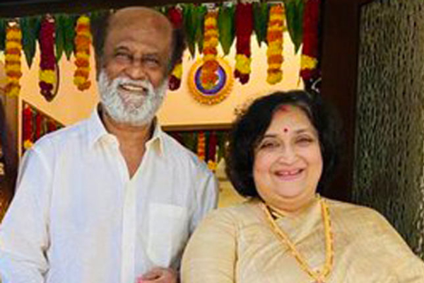 கொட்டும் மழையில் ரஜினி வீட்டின் முன் நிற்கும் ரசிகர்கள்! லதா ரஜினி வைத்த வேண்டுகோள் | Latha Rajinikanth Request To Superstar Fans கொட்டும் மழையில் ரஜினி வீட்டின் முன் நிற்கும் ரசிகர்கள்! லதா ரஜினி வைத்த வேண்டுகோள் | Latha Rajinikanth Request To Superstar Fans