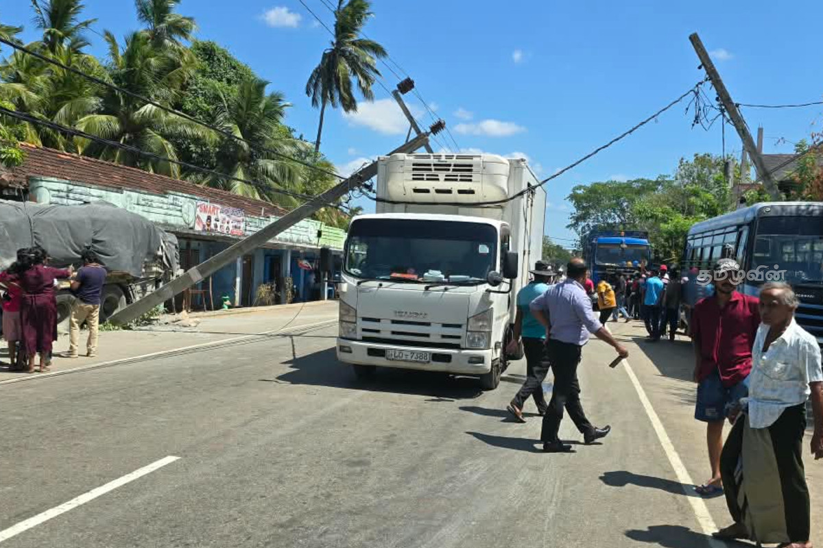 கந்தளாயில் லொறி மீது மின் கம்பம் முறிந்து விழுந்து விபத்து! | Electric Pole Snapped And Fell Onto A Lorry Trinco