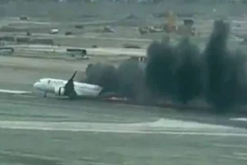 102 பேருடன் சென்ற விமானம் டிரக் மீது மோதி தீ பிடிப்பு - பயணிகள் அலறல்