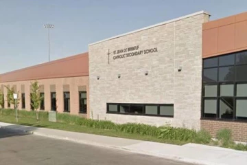 கனடாவில் பள்ளி ஒன்றிற்கு துப்பாக்கிச்சூடு மிரட்டல் விடுத்த மாணவி