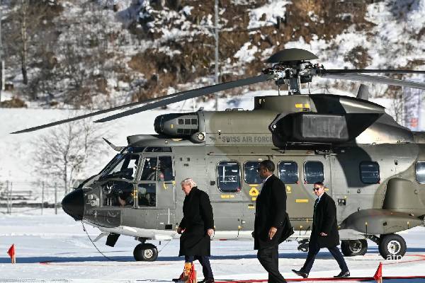 கிரீன்லாந்து விவகாரம்... ட்ரம்பின் இரண்டு அதிரடி அறிவிப்புகள்: குதிக்கும் பங்குச் சந்தை | Trump Rules Out Greenland Invasion