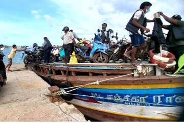காரைநகர் - ஊர்காவற்துறை பாதை எஞ்சின் பழுது! பொதுமக்கள் விசனம் (PHOTOS)