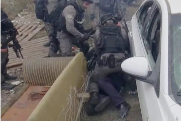 புகைப்படக் கலைஞரை அடித்து உதைத்த இஸ்ரேல்  பொலிஸார்