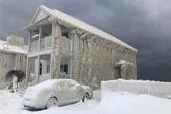 கனடாவில் திரைப்படங்களில் போன்று உறைந்து போன நகரம் | Unbelievable Ontario Town Crystallized In Ice