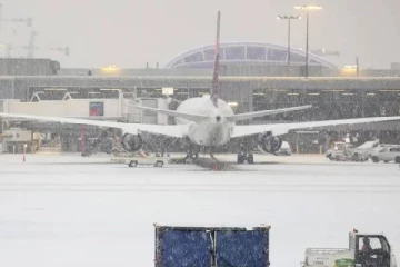 ஆயிரக்கணக்கான விமானங்கள் ரத்து... ஸ்தம்பிக்கும் விமான நிலையங்கள்