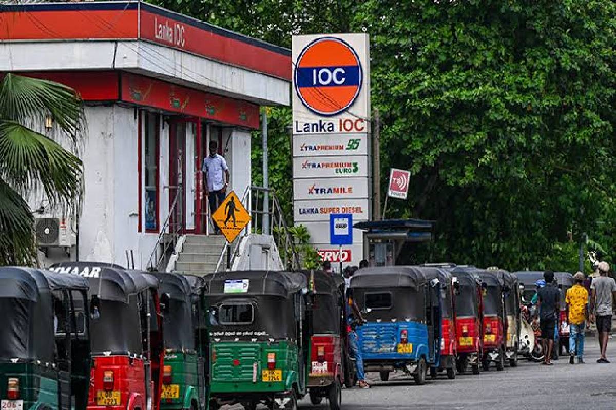 எரிபொருள் விநியோக நெருக்கடி : ஜனாதிபதியை தலையிட கோரிக்கை | President Urged To Intervene In Fuel Crisis