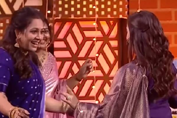 பாட்டி, தாத்தாவின் காதல் கதையை பகிர்ந்த vjஅர்ச்சனா! வைரலாகும் காணொளி | Samayal Express Season 2 Anchor Archana Video பாட்டி, தாத்தாவின் காதல் கதையை பகிர்ந்த vjஅர்ச்சனா! வைரலாகும் காணொளி | Samayal Express Season 2 Anchor Archana Video