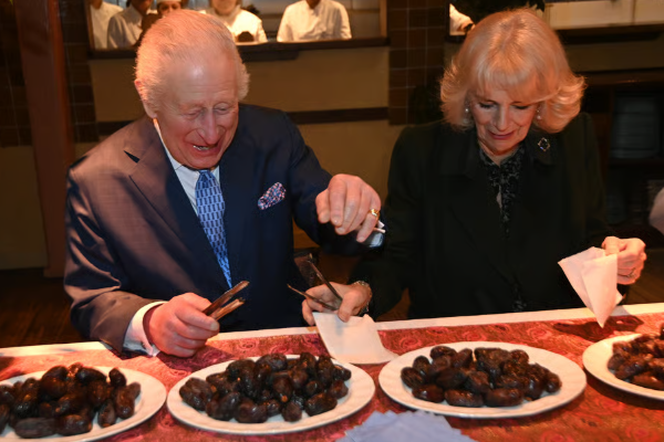 இந்த 7 உணவுகள் அரச குடும்பத்திற்கு தடை - ஏன் தெரியுமா? | 7 Foods British Royal Family Never Allowed To Eat