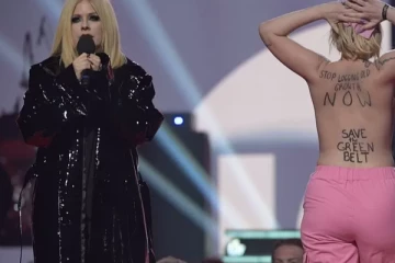 கனடாவில் விருது வழங்கும் நிகழ்வில் அரை நிர்வாணமாக தோன்றிய யுவதி