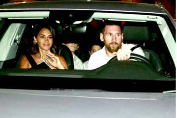 மெஸ்ஸியின் காரை சுற்றிவளைத்த ரசிகர்கள்., சொந்த ஊரில் திக்குமுக்காடிப்போன வீடியோ வைரல்